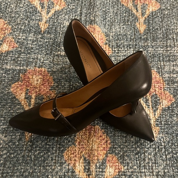 Women’s Vionic Minnie Black Leather Pointed Toe Kitten Heel - Picture 3 of 7